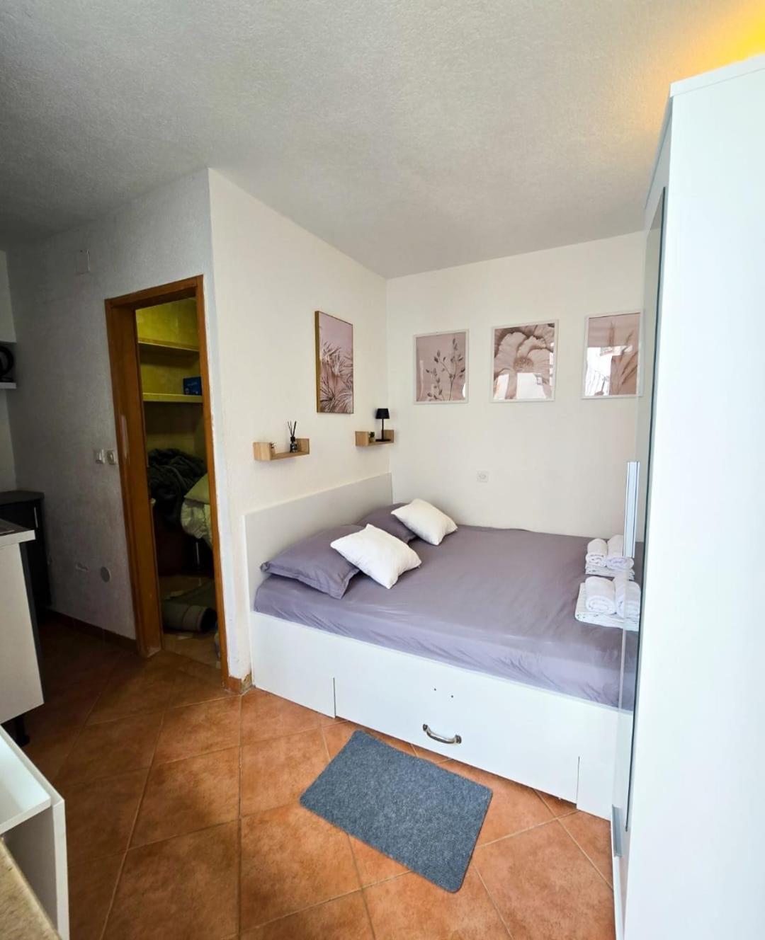 Private Bedroom With Bathroom Baska Voda Exterior photo